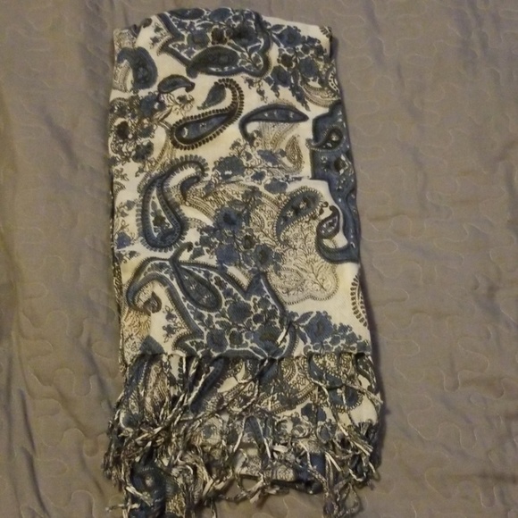Im selling a pashmine scarve - Picture 2 of 4